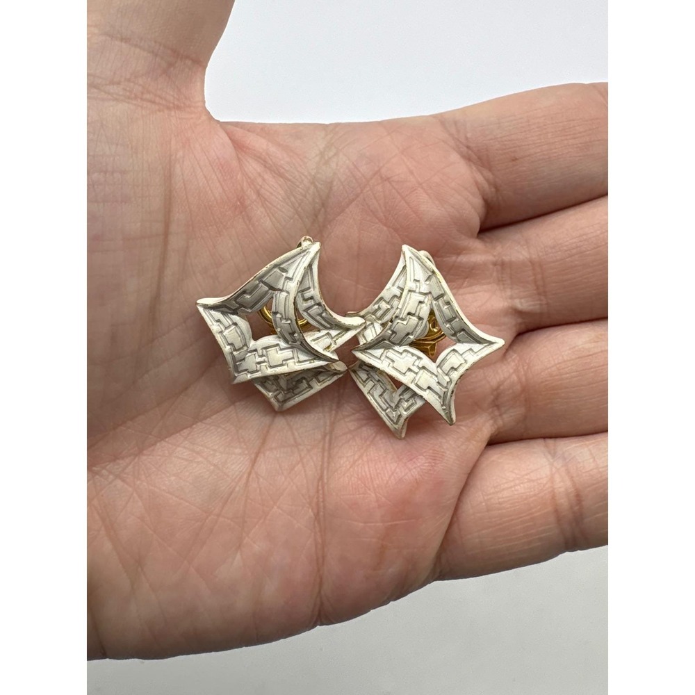 Vintage 1960s Crown Trifari White Enamel Gold Tone Abstract Clip On Earrings J92